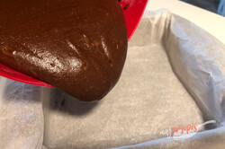 Przygotowanie przepisu Perfekcyjne połączenie ciasta brownies i kremu cheesecake z malinami, krok 4