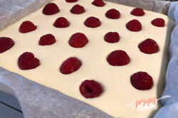 Przygotowanie przepisu Perfekcyjne połączenie ciasta brownies i kremu cheesecake z malinami, krok 6