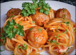 Przepis Spaghetti w sosie warzywnym z mięsnymi klopsikami