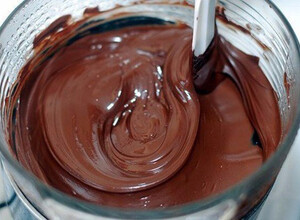 Przepis 3 wskazówki dotyczące polewy czekoladowej, która nie łamie się podczas krojenia