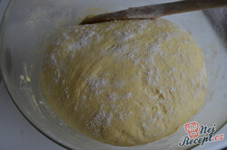 Przygotowanie przepisu Ciasto drożdżowe z twarogiem, morelami i kruszonką, krok 4