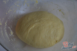 Przygotowanie przepisu Ciasto drożdżowe z twarogiem, morelami i kruszonką, krok 3